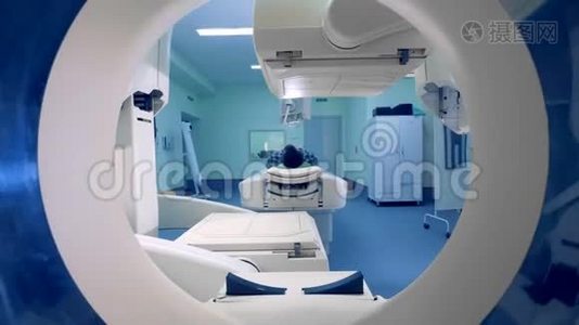 医院男性患者MRI，断层扫描。视频