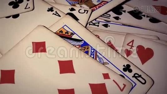 各种扑克牌在桌子上旋转。视频