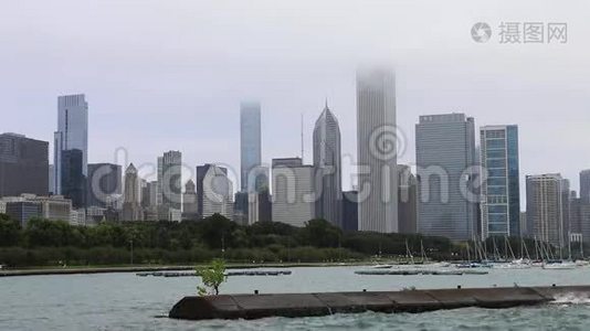 在雾蒙蒙的日子里芝加哥的天际线视频