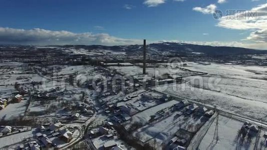 冬季山村，空中观景，摄像机下降视频