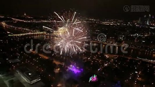 莫斯科市的夜景和烟火视频
