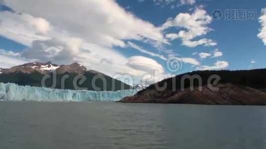 南极洲云层背景下的雪山冰川冰山。视频