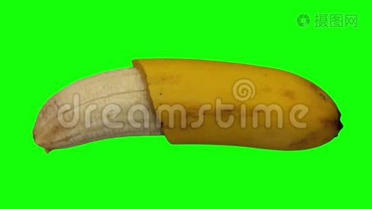在绿色背景01B循环中旋转半皮香蕉视频