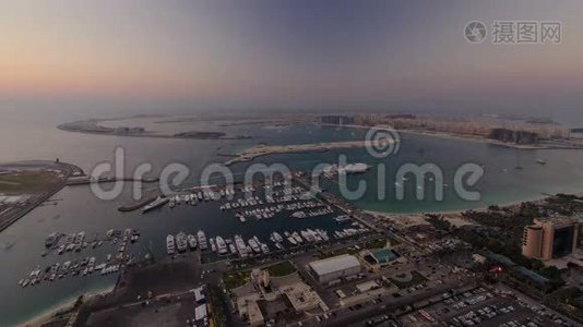 迪拜海滨广角全景从白天到晚上视频