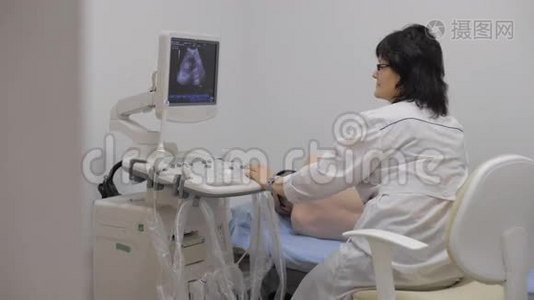 医生正在用超声波扫描男性病人视频