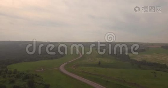 空中观景。 农村公路之间的田野，农村公路之间的绿色田野与烟雾。 空气污染视频