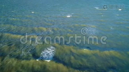 海流在美丽的大海上逆流而上视频