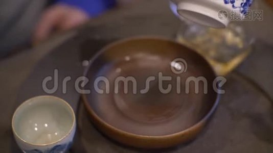 为中国传统茶道倒热茶视频