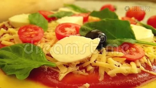 披萨，番茄，橄榄在混凝土背景上视频