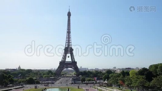 法国巴黎-2015年6月8日：著名的埃菲尔铁塔在白天，时间流逝视频