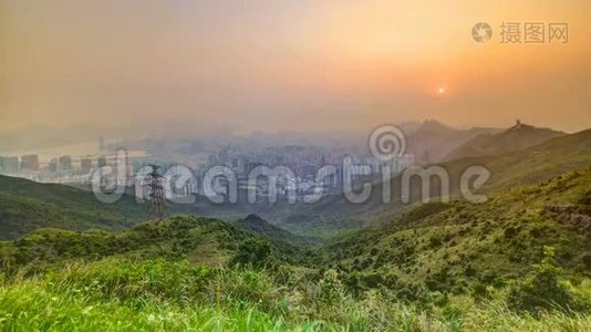 香港的城市景观，可在九龙山顶观看，日落时间随香港及九龙以下视频