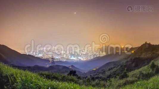 香港的城市景观，在香港及九龙以下的九龙峰顶夜时视频