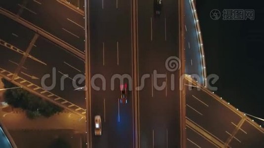 空中无人驾驶飞机飞越夜间道路交通。 二级道路路口.. 上景。 4K视频