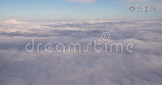 从飞机高度飞行的白色绒毛云上空的美丽天空视频