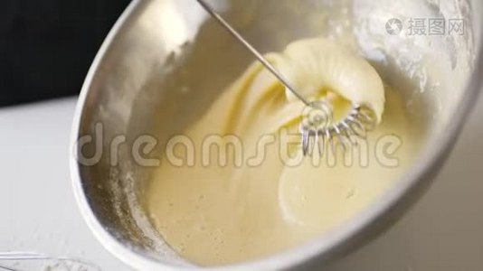女人准备自制煎蛋卷与搅拌蛋混合的作物镜头。视频