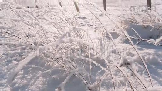 摄像机从下往上移动，拍摄一个点缀着雪的大场。视频