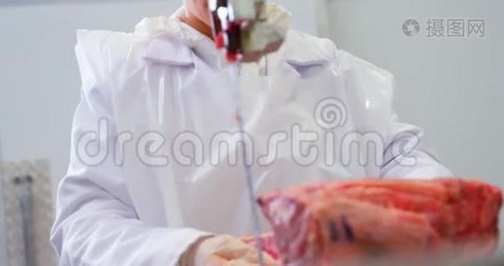 女屠夫用锯条机切生肉视频