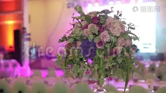 婚礼桌上的花饰。 重点动态变化视频