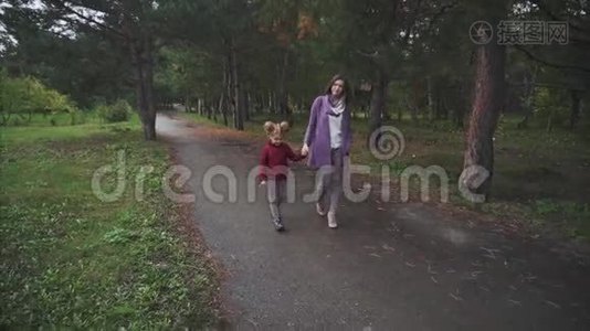母女俩在秋天公园散步视频
