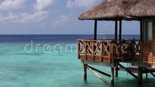 马尔代夫，从水上别墅俯瞰海洋视频