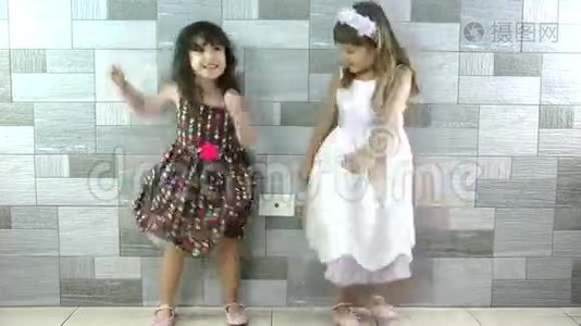快乐的小女孩跳舞视频