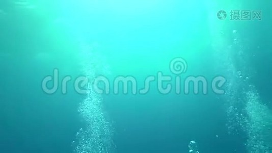 潜水员在水下的气泡视频