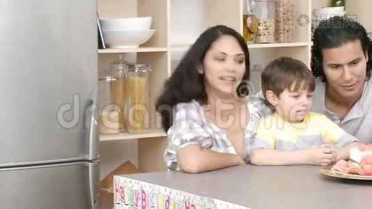 家庭庆祝孩子生日的全景视频