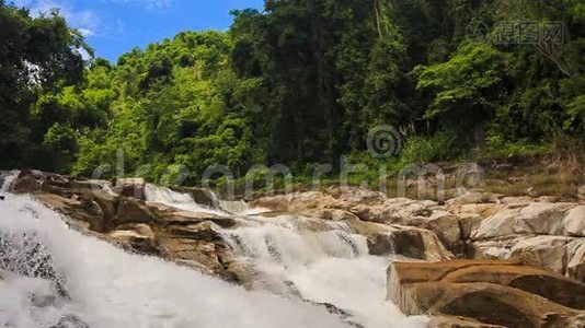 两条泡沫状的山溪对热带植物蓝天视频