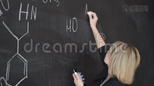 教师在粉笔板上书写公式，并向学生讲解公式..视频