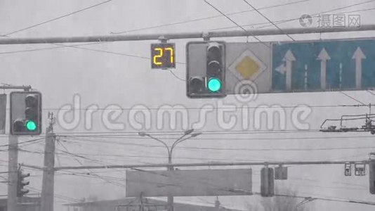 城市交叉口和暴雪视频