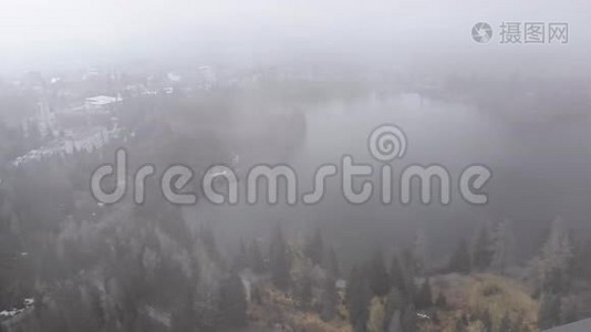 斯洛伐克Strbske Pleso的空中景观。 云雾中的山湖和雪山视频