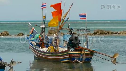 热带海洋沙滩，停泊木制传统多彩渔船.. 亚洲贫困穆斯林渔夫村附近的海景视频