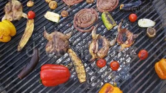 烤架上肉类和蔬菜烹饪的俯视图视频