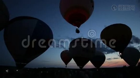 热气球在黑暗的天空中发光视频