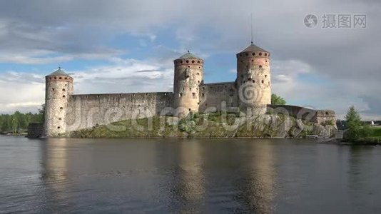 六月多云的傍晚在奥拉文林纳要塞。 芬兰萨文林纳视频