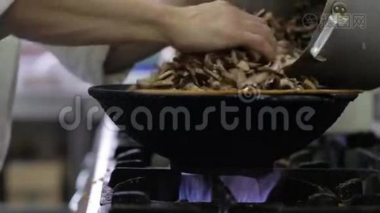 蘑菇在厨房的炒锅里炒视频