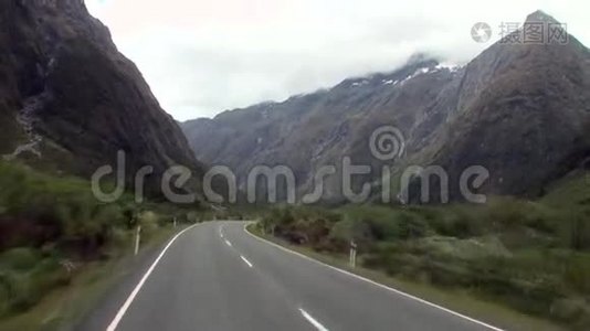路在新西兰青山中旅行，从车窗看到。视频