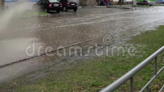 汽车在雨中行驶在被洪水淹没的道路上，动作缓慢。视频