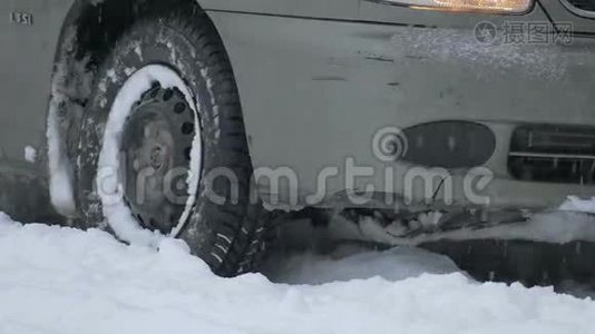 道路上的紧急情况，冬季道路上的汽车轮胎视频