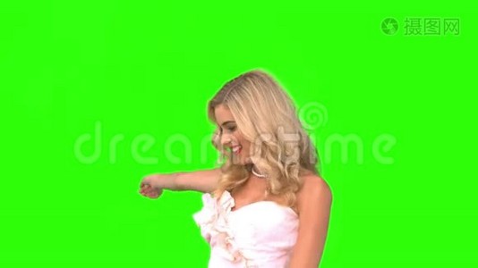 漂亮的女人穿着绿色屏幕的婚纱跳舞视频