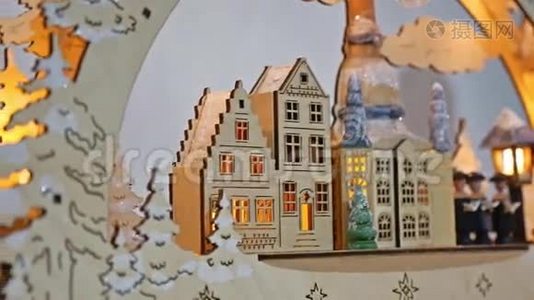 圣诞礼物室内树和新年德国木屋玩具闪烁室灯和壁炉视频