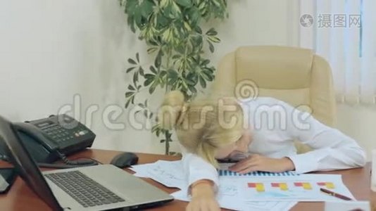 金发女郎在桌子上睡着了，报纸也在里面视频