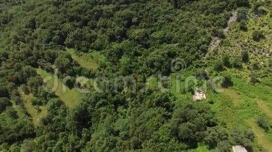 在彼得罗瓦茨镇有一个码头和沿海住宅的城市沙滩。 空中景观视频