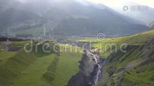 从无人驾驶飞机到格鲁吉亚卡兹贝吉山附近有峡谷和裂缝的山脉的空中景观视频