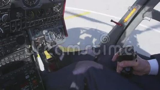 在飞行员保持控制手柄和起飞直升机。 摄像机在里面。 飞行员舱。 飞行航班视频