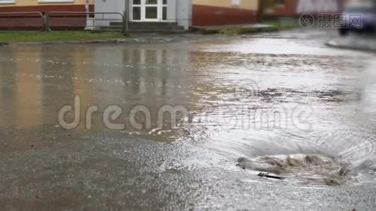 汽车在雨中行驶在被洪水淹没的道路上，动作缓慢。视频