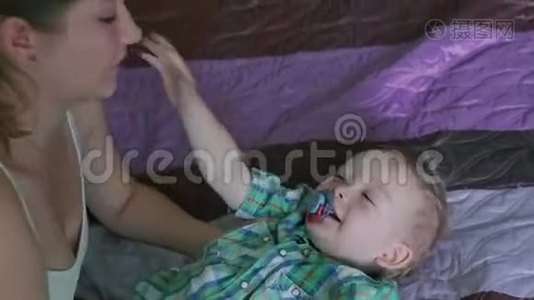 母亲和儿子在床上打痒视频