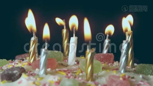 生日快乐写在生日蛋糕上视频
