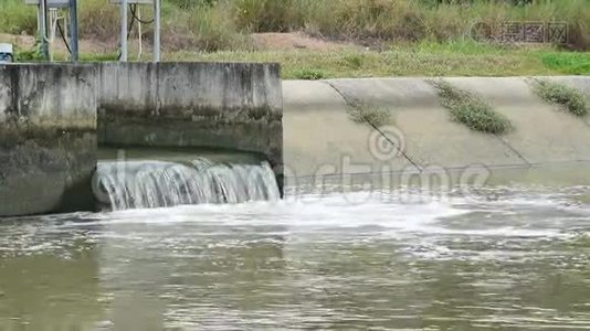 水溢出混凝土堰.视频