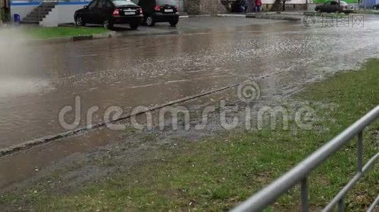 汽车在雨中行驶在被洪水淹没的道路上，动作缓慢。视频